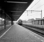 155017 Gezicht op de perrons van het N.S.-station Rijswijk te Rijswijk met de electrische locomotief nr. 1125 (serie ...